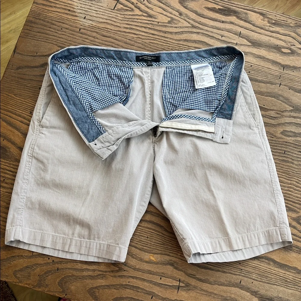 Banana Republic Aiden corded tan white stripe Flat Front Shorts size 33